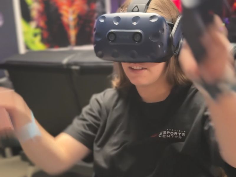 Console gaming and virtual reality stations